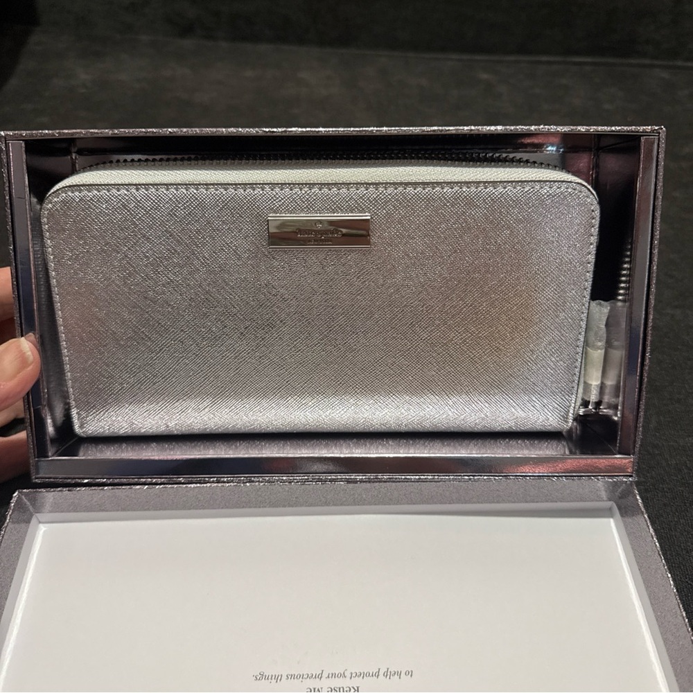 Brand new Kate Spade Large Saffiano Continental full zip wallet